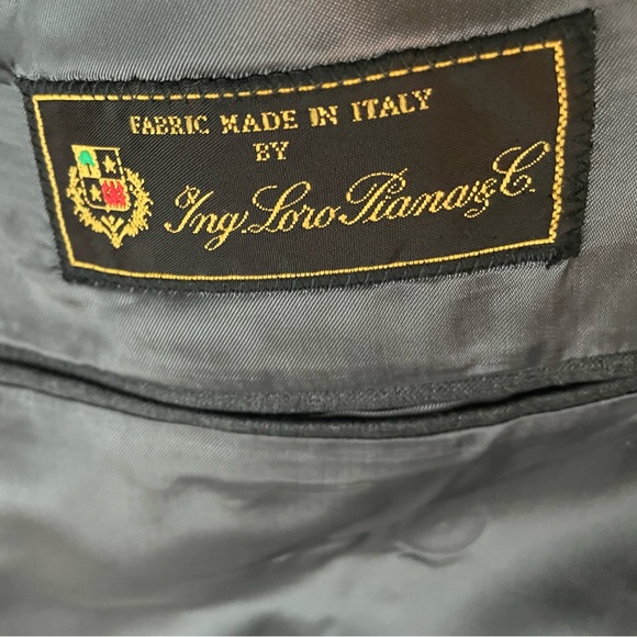 Hand-made Italian suit and is made from virgin wool rayon and cupro - Picture 5 of 7